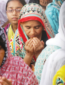 mqm joins hands in mass prayer for party chief s health