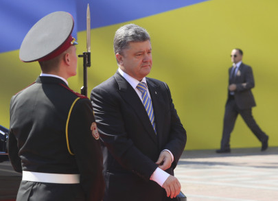 ukraine s poroshenko sworn in as president as east seethes