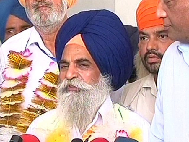 express news screengrab of sikh pilgrims after they arrived in lahore