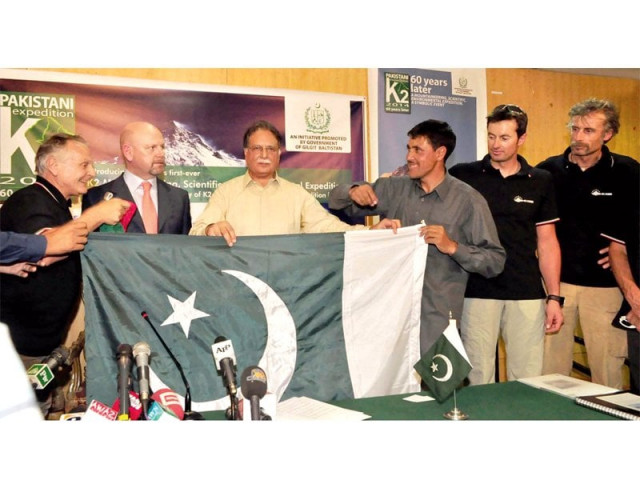 federal information minister pervaiz rashid along with ev k2 cnr president agostino da polenza presenting national flag to mountaineers photo inp