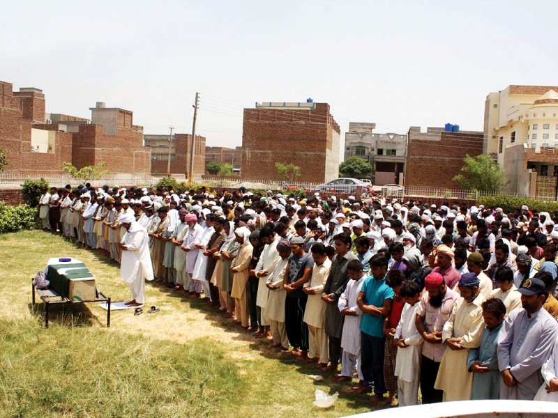 relatives of a victim if the taftan blast attend his funeral prayers photo online