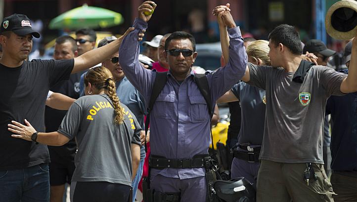 quot we have provided a minimum service for the public notably at airports but we are going to stop during the world cup if the government doesn 039 t provide a satisfactory response quot warns brazilian police union leader photo reuters