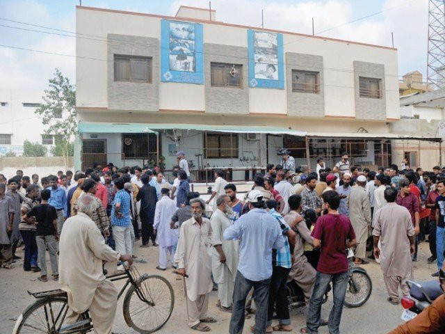 a large crowd gathers outside shah national children s hospital in korangi where four children who were on ventilators died allegedly because the hospital ran out of oxygen photo mohammad noman express a large crowd gathers outside shah national children s hospital in korangi where four children who were on ventilators died allegedly because the hospital ran out of oxygen photo mohammad noman express