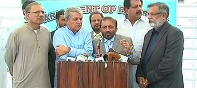 express news screengrab of mqm leader farooq sattar speaking to the media in lahore express news screengrab of mqm leader farooq sattar speaking to the media in lahore