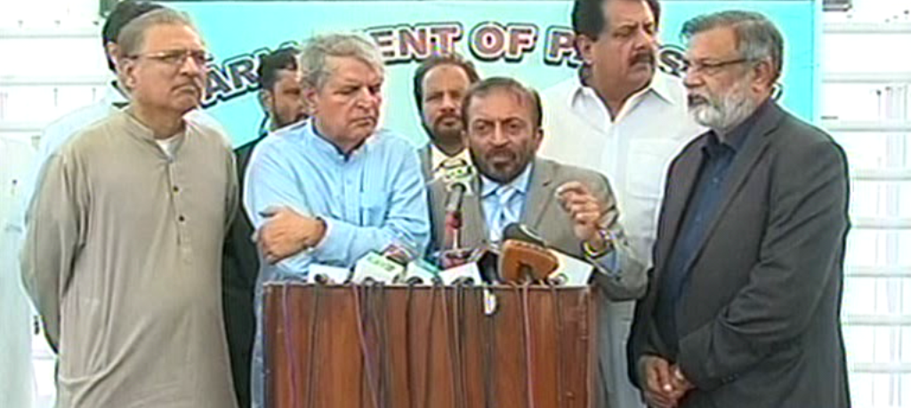 express news screengrab of mqm leader farooq sattar speaking to the media in lahore