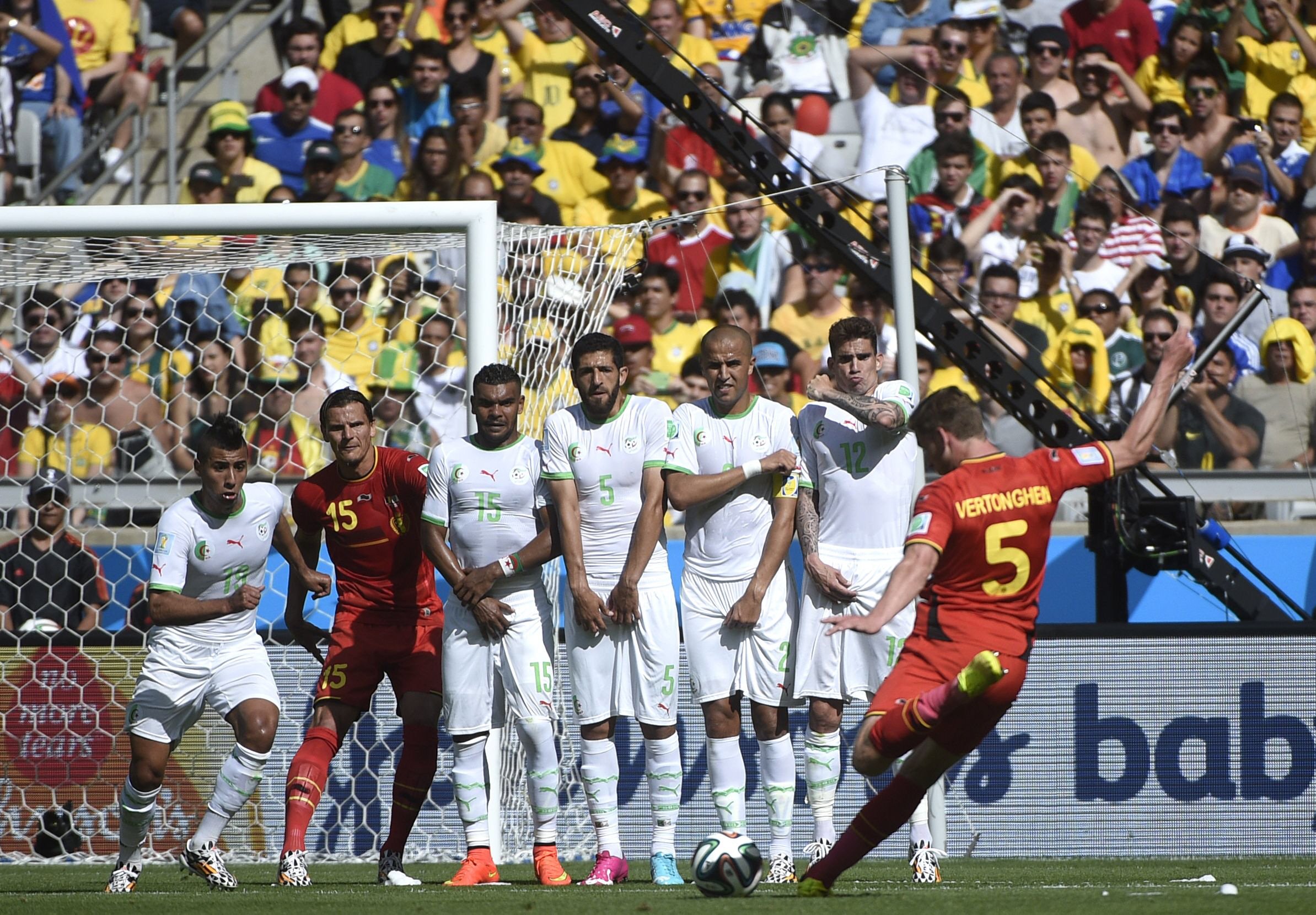 belgium 039 s defender jan vertonghen r shoots a free kick during a group h football match between belgium and algeria at the mineirao stadium in belo horizonte during the 2014 fifa world cup on june 17 2014 photo afp