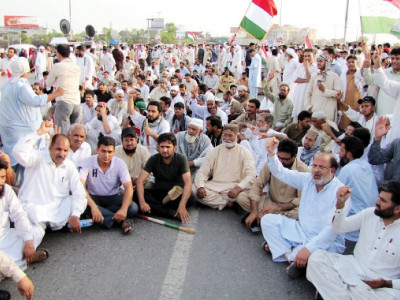 lahore violence pat workers block expressway