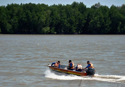 42 missing two dead after boat sinks off malaysia