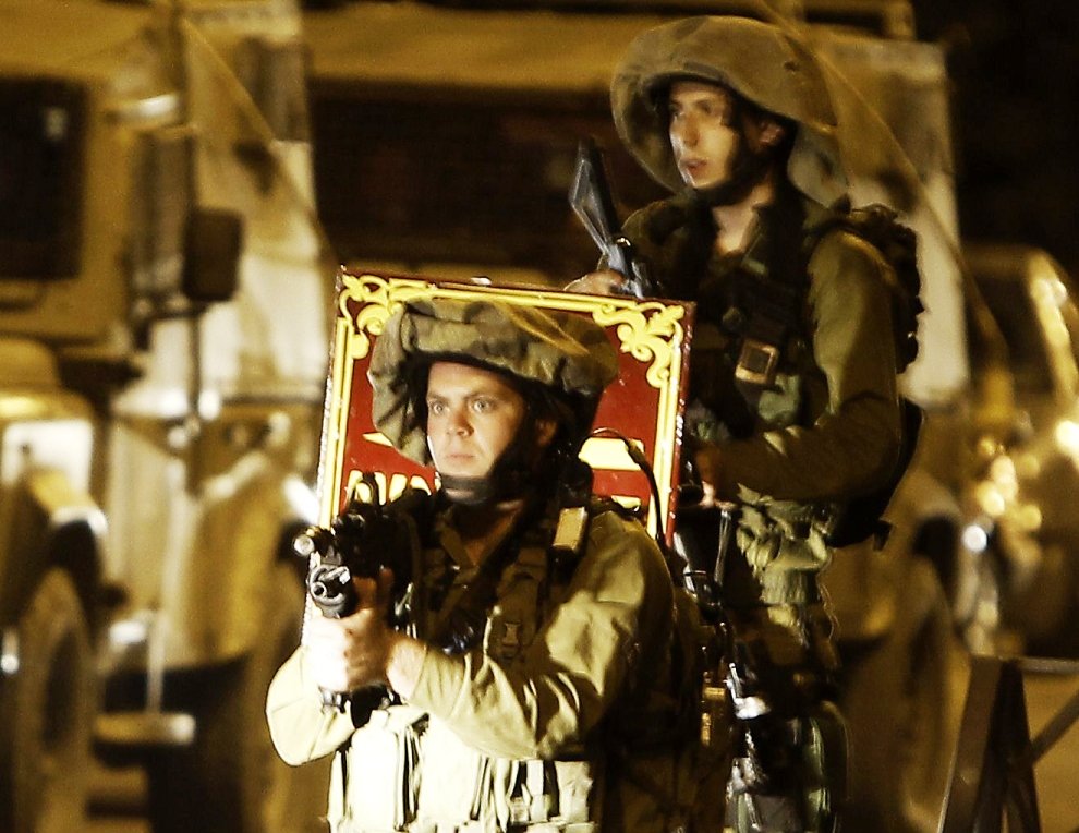 israeli soldiers take part in a search operation for three israeli teenagers believed kidnapped by palestinian militants early on june 18 2014 in the west bank town of nablus photo afp