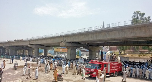 hundreds of protesters block gt road photo express hundreds of protesters block gt road photo express