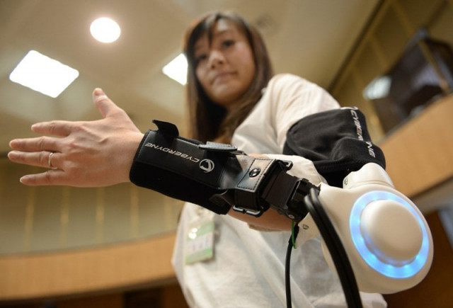 an official of kawasaki city demonstrates a new powered exoskeleton to assist movement of an arm developed by japan 039 s robot suit venture cyberdyne during a press conference in kawasaki on june 18 2014 photo afp an official of kawasaki city demonstrates a new powered exoskeleton to assist movement of an arm developed by japan 039 s robot suit venture cyberdyne during a press conference in kawasaki on june 18 2014 photo afp