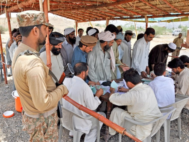 idps migrating from mir ali are being registered at khajori check post photo app idps migrating from mir ali are being registered at khajori check post photo app