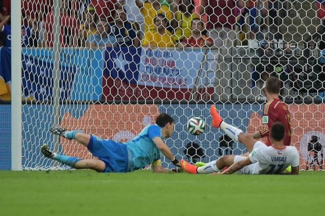 chile 039 s forward eduardo vargas c strikes to score chile 039 s first goal as spain 039 s goalkeeper and captain iker casillas l tries to save the ball during a group b football match between spain and chile in the maracana stadium in rio de janeiro during the 2014 fifa world cup on june 18 2014 photo afp chile 039 s forward eduardo vargas c strikes to score chile 039 s first goal as spain 039 s goalkeeper and captain iker casillas l tries to save the ball during a group b football match between spain and chile in the maracana stadium in rio de janeiro during the 2014 fifa world cup on june 18 2014 photo afp