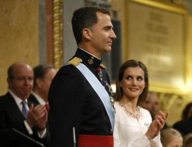 crowd hurls mud insults at spanish royals pm crowd hurls mud insults at spanish royals pm