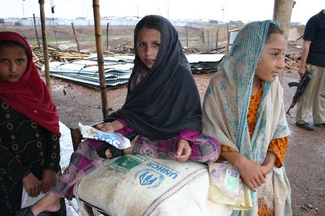 food packages being distributed among internally displaced people in jalozai camp photo unhcr file