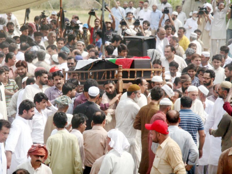 mna tahira asif was buried in her ancestral graveyard in rehmanpura ichhra