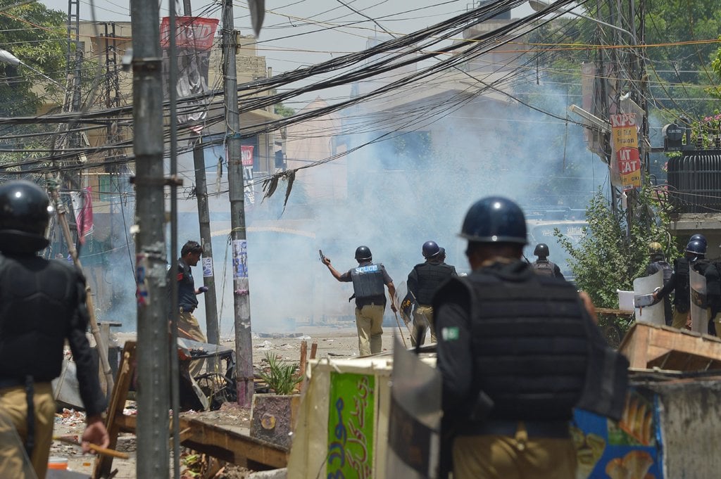 punjab police during the crackdown in lahore 039 s model town photo mehmood qureshi express