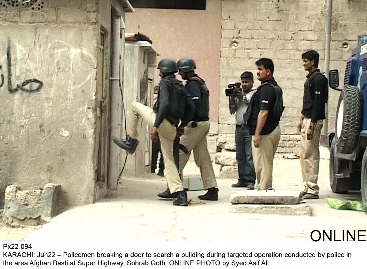 policemen breaking a door during a search operation in afghan basti sohrab goth photo online policemen breaking a door during a search operation in afghan basti sohrab goth photo online