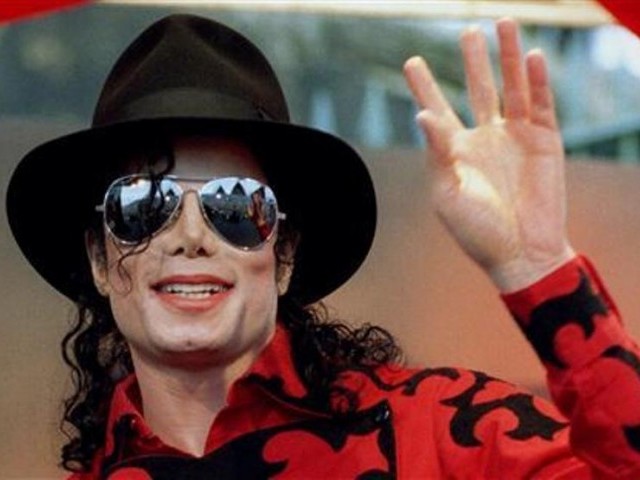 Michael Jackson waves to the crowd, numbering a few thousand, gathered in front of the Sydney Opera House, November 17, 1996. PHOTO: REUTERS