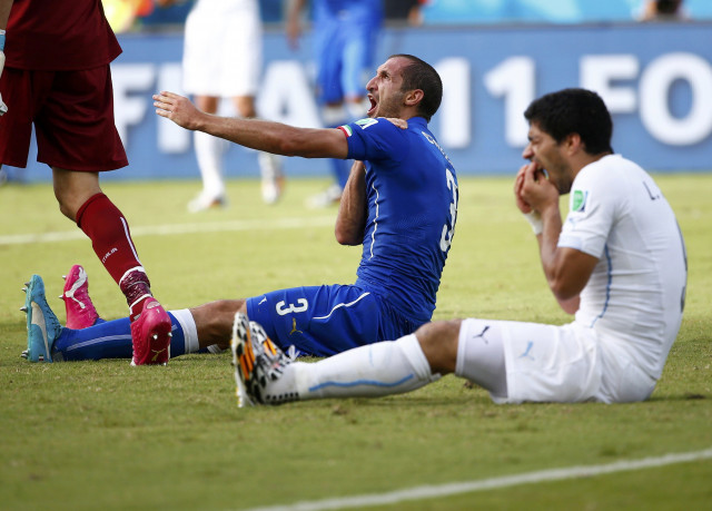 suarez apologises for chiellini bite