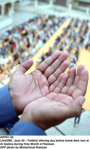 fasting and feasting hundreds throng food street for sehri iftar fasting and feasting hundreds throng food street for sehri iftar