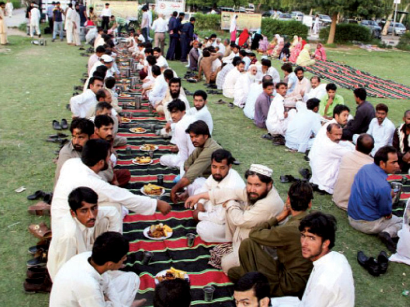 free food 120 iftar dastarkhwans set up in bahawalpur