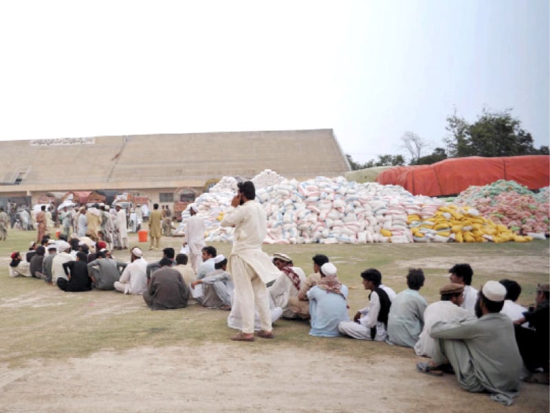 سمز کے ذریعہ معاوضے کی رقم: 16،000 سے زیادہ رابطے آئی ڈی پیز کے حوالے کردیئے گئے