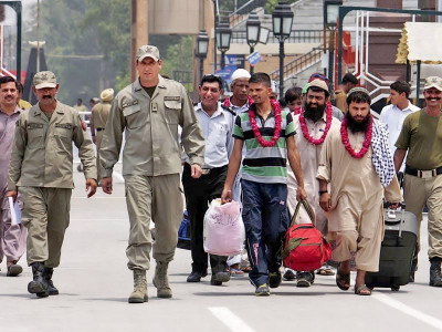 sentence served out india frees 9 pakistani inmates
