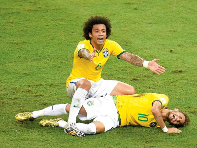 neymar is always being hunted insists scolari