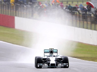 nico rosberg snatches late pole in british grand prix