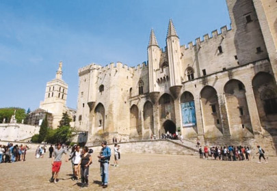 strike lowers curtain on debut night of french avignon festival