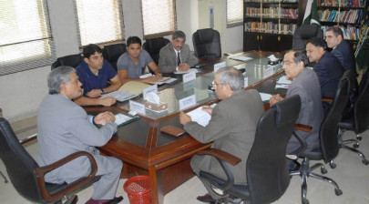 misbahul haq urges dar to clear tax backlog at flat 10 for cricketers