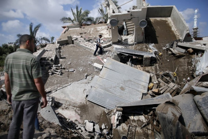 new israeli strikes raise gaza toll above 200 medics new israeli strikes raise gaza toll above 200 medics