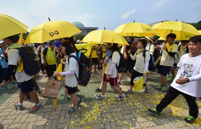 student survivors of korea ferry march on parliament