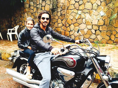 100happydays arjun rampal strikes a pose with his daughter 100happydays arjun rampal strikes a pose with his daughter