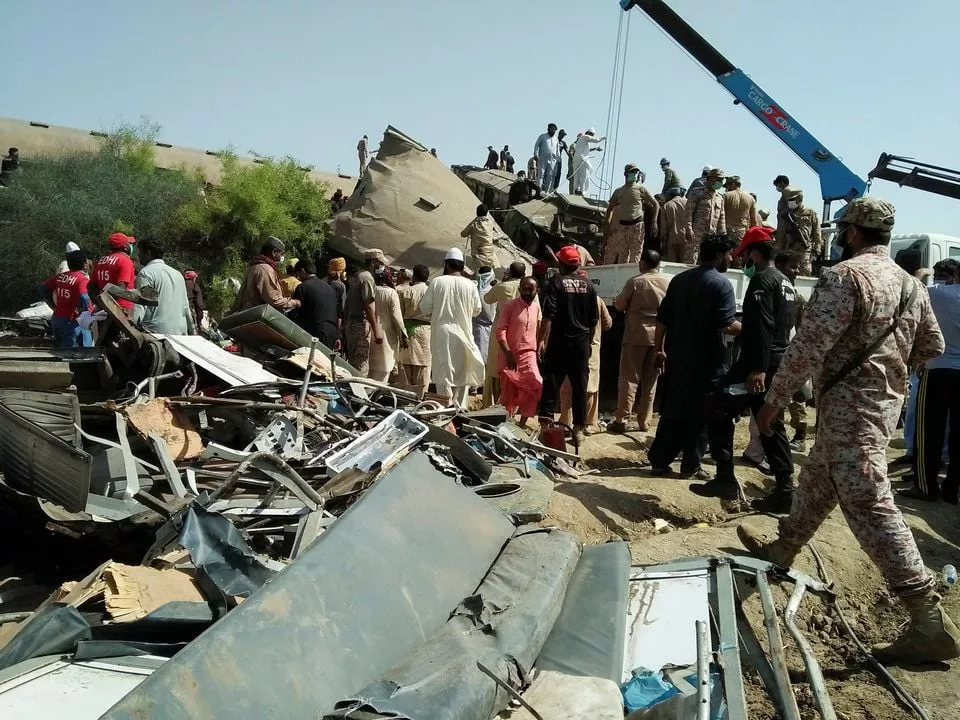 paramilitary soldiers and rescue workers gather at the site following a collision between two trains in ghotki pakistan photo reuters paramilitary soldiers and rescue workers gather at the site following a collision between two trains in ghotki pakistan photo reuters