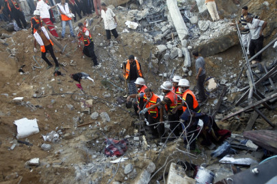 gaza toll rises over 1 000 as 100 more bodies recovered medics