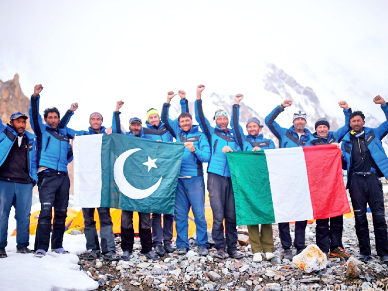landmark ascent 1st pakistani team scales k2