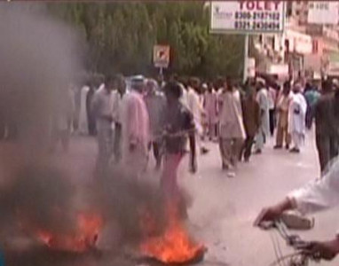 charged mob protests against load shedding water shortage during eid in karachi