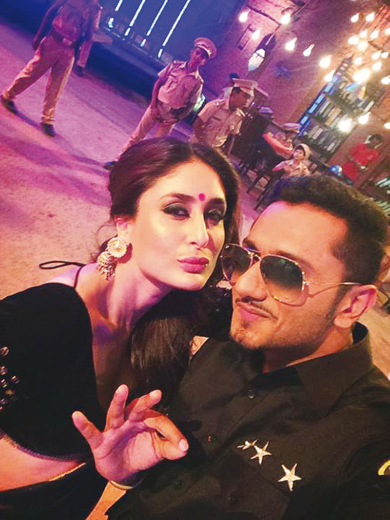 100happydays Yo Yo Honey Singh Poses With Kareena Kapoor