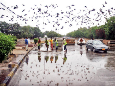 heavy casualties ten die as rain washes karachi