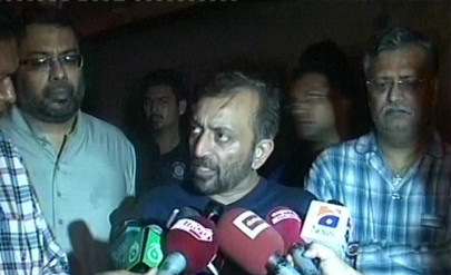 three arrested in raid near mqm leader s house in karachi