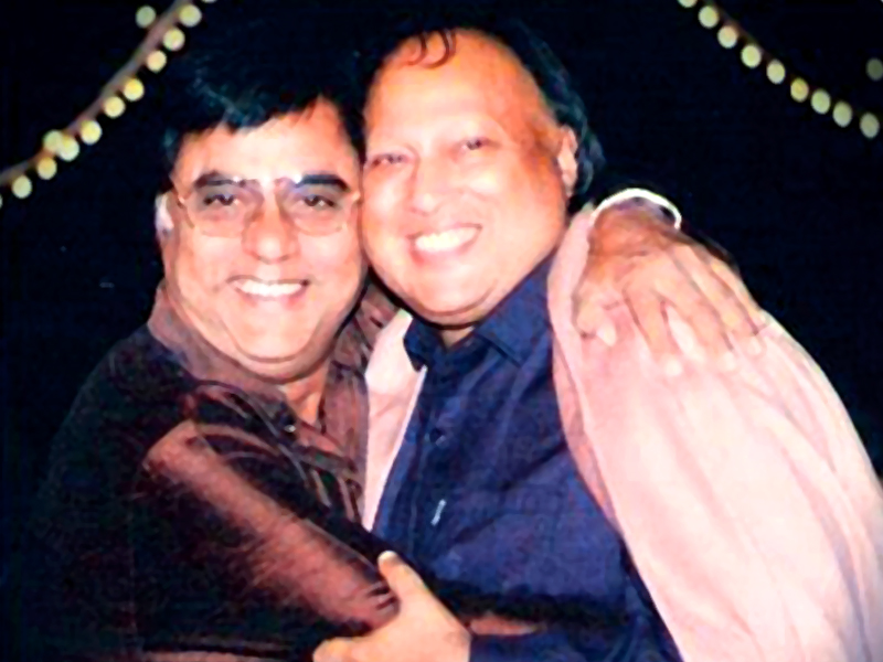 throwbackthursday jagjit singh embraces ustad nusrat fateh ali khan