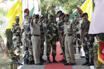 pakistan hands back bsf soldier to india