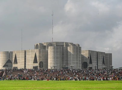bangladesh dissolves parliament in face of students pressure