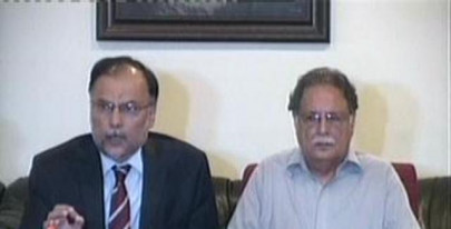 govt questions imran s support of pat chief