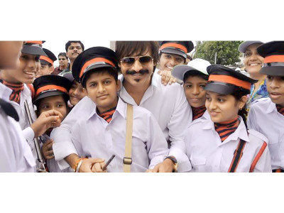 spotted vivek oberoi plants trees in mumbai spotted vivek oberoi plants trees in mumbai