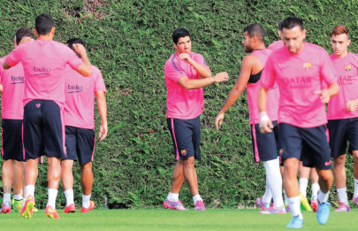 luis suarez begins training at barcelona