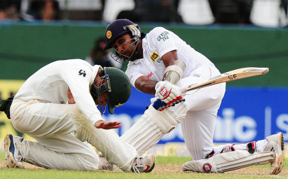 retiring jayawardene puts sri lanka on top in test