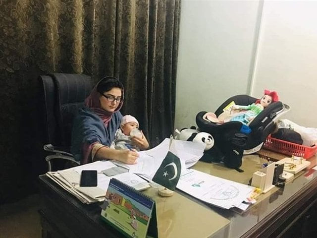 the photo perfectly described what a modern and strong pakistani woman looks like someone who is giving her best at work yet is not neglecting her duties and responsibilities as a mother photo twitter iusmanaliii
